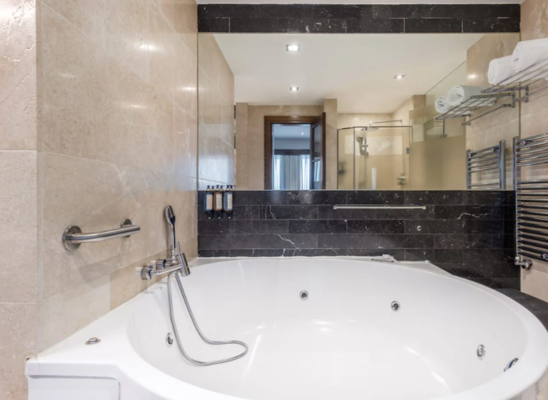 Hotel con jacuzzi en Blancas