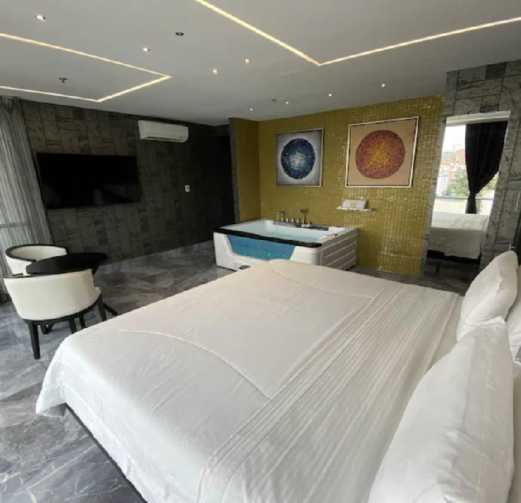 Hotel con jacuzzi en Cella